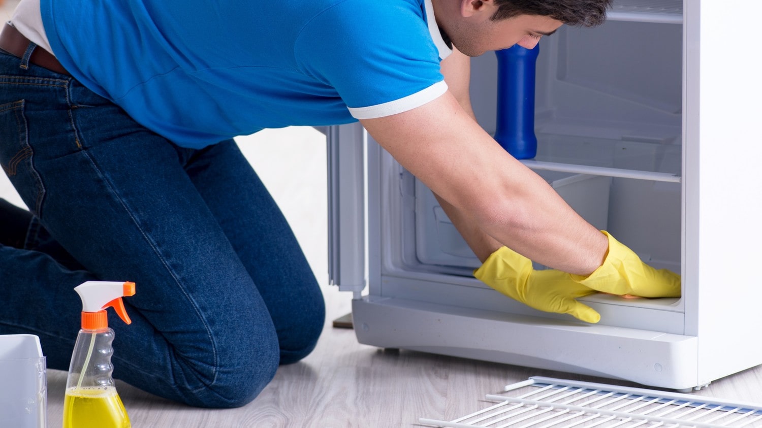 уборка холодильника. мойка холодильника. уборка холодильника. мытьё под холодильником. мытье холодильника.